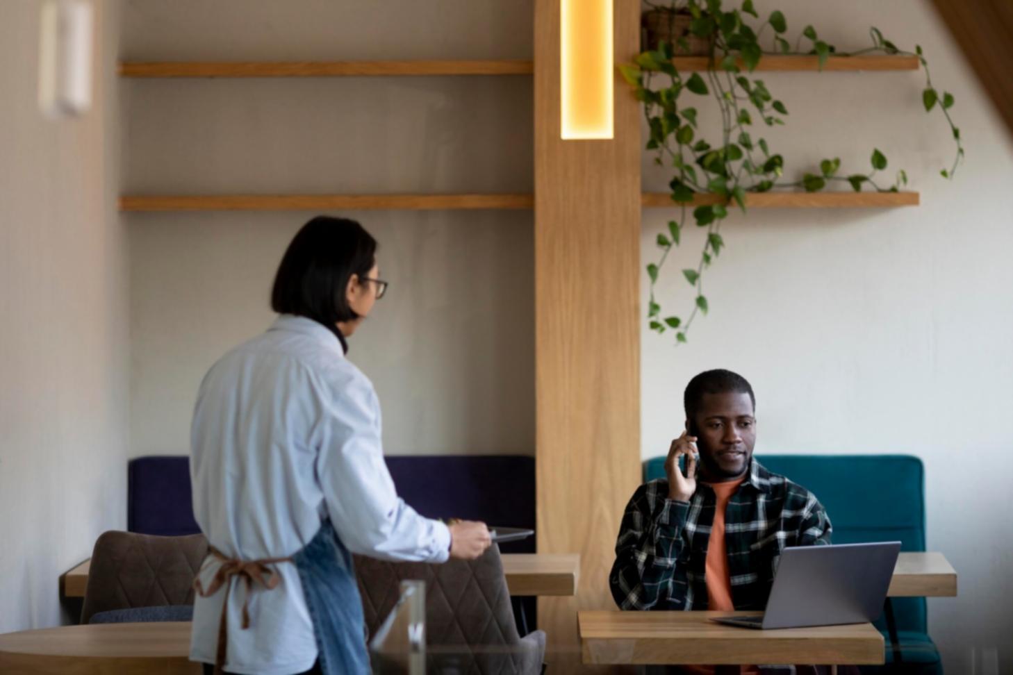 Modernes Bürogebäude von myrasentivo mit Glasfassade und grüner Umgebung