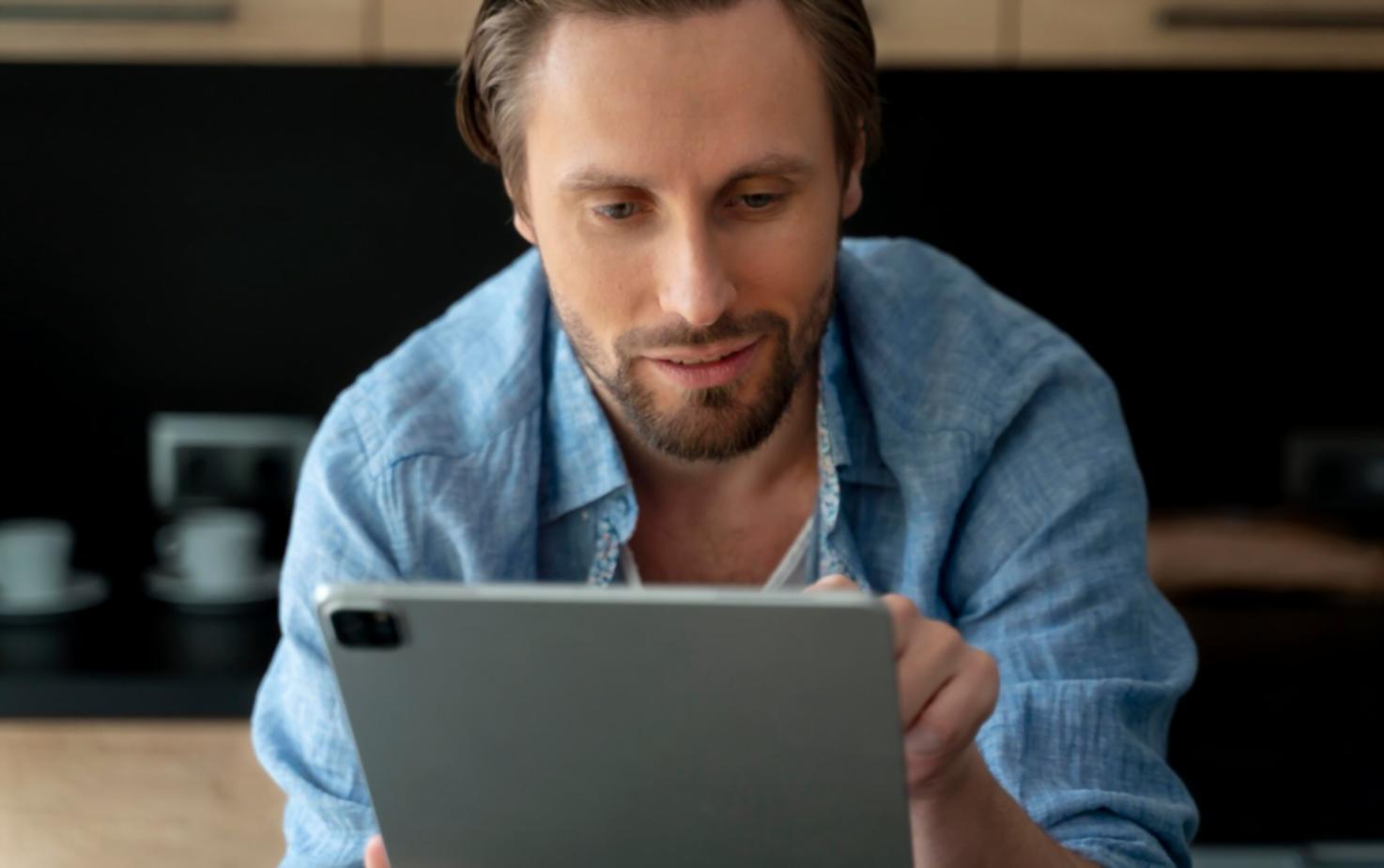 Detailaufnahme von Finanzanalysen und Marktdaten auf modernen Displays